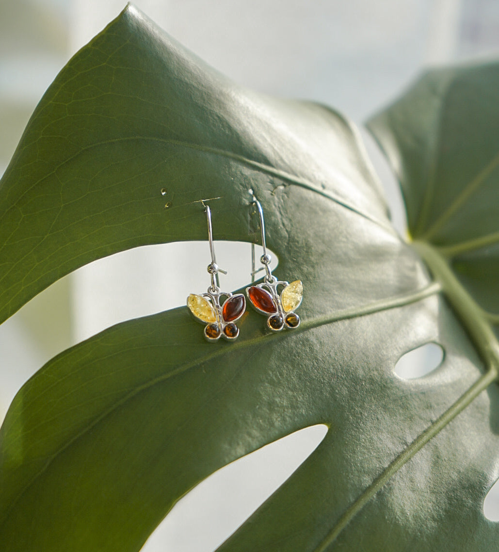 Pendiente mariposa pequeña de ámbar y plata